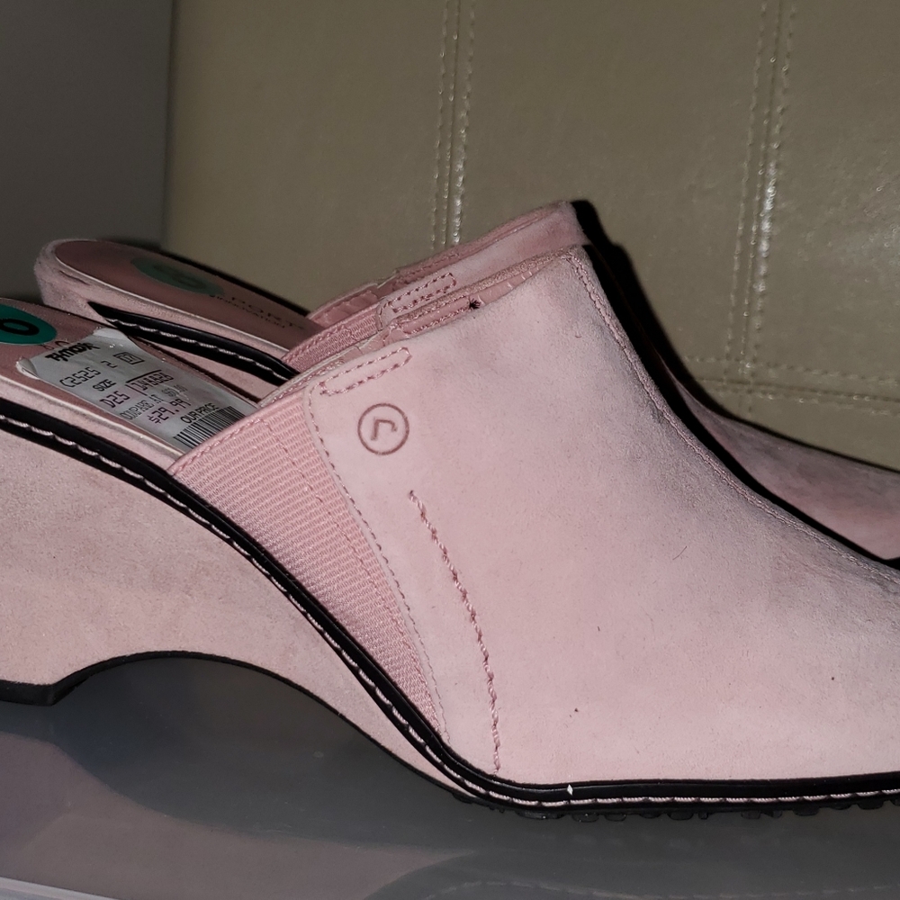 Rockport Women's Pink Suede Shoes. Size: 8M.